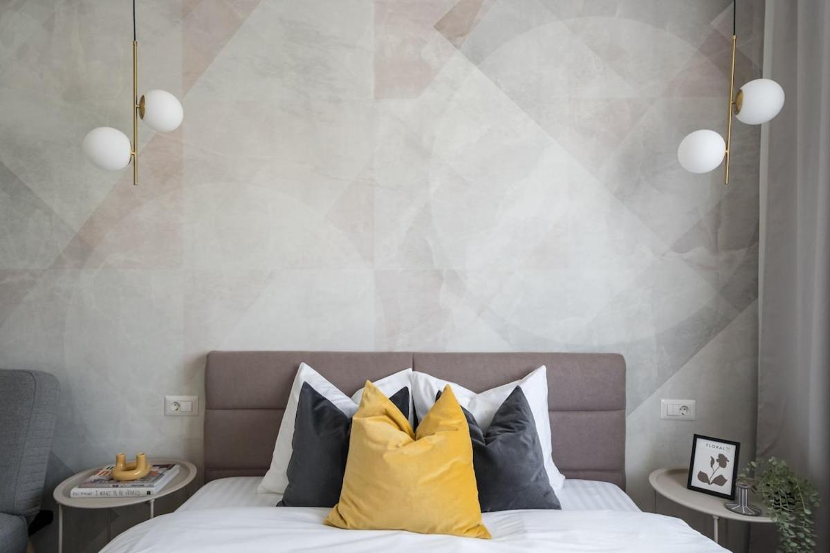 Breathtaking Spacious 2br - Center Apartament